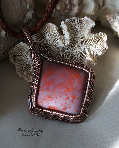 Wire weaved pendant of Pigeon Blood Agate and copper, Gem Weaver designs by SKG Wire Wrap A Square Stone, Wire Wrapped Square Stone, Kreativne Ideje, Wire Pendants, Wire Wrapped Stone Jewelry, Wire Wrap Jewelry Designs, Copper Jewellery, Wire Wrapped Jewelry Diy, Wire Jewelry Designs