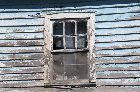 Learn about the different options you have for stripping exterior paint off your home such as blowtorching, sanding, using chemicals, scraping, etc. Painting Outside Of House, Window Trim Paint, Outside Of House, Outside House Paint, Old House Exterior, House Painting Tips, Painting Outside, Painting Trim White, Scrape Painting