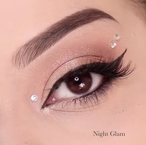 Simple Eye Jewel Makeup, Cute Simple Rhinestone Makeup, Simple Rhinestone Makeup Prom, Simple Diamond Makeup, Jewels Eye Makeup, Natural Makeup With Diamonds, Makeup Rhinestones Simple, Makeup With Rhinestones Simple, Eye Gems Makeup Simple