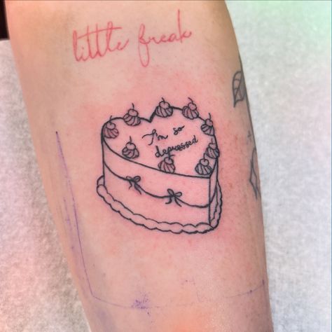 Heart Cake Tattoo, Vintage Cake Tattoo, Birthday Cake Tattoo, Silly Tattoo Ideas, Eat Me Tattoo Ideas, Cake Tattoo, Tattoo Memes, Rich Cake, Discreet Tattoos