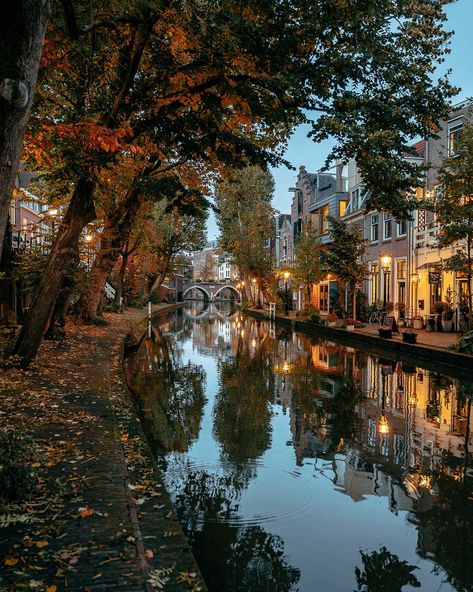 Voyage Europe, Autumn Scenery, Paying Attention, City Aesthetic, Utrecht, Pretty Places, Travel Aesthetic, Edinburgh, Wallpaper Iphone