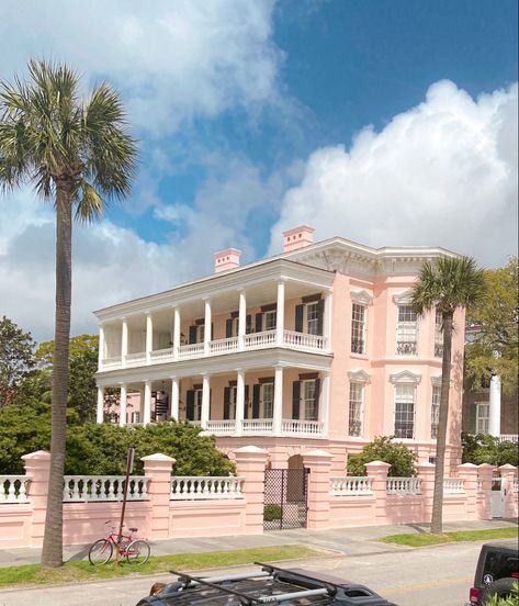 Pink Charleston House, Charleston Sc Aesthetic, Charleston Homes Exterior, Charleston House Plans, Charleston Houses, Charleston Aesthetic, Charleston House, Pretty Houses, Charleston Homes