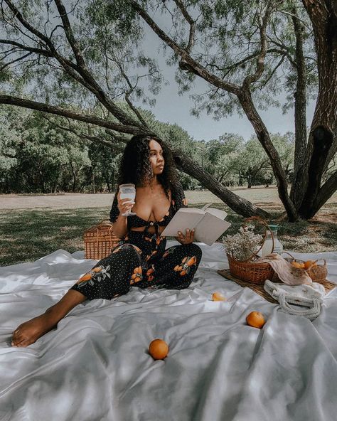 Inspo For Instagram, Picnic Date Outfits, Picnic Photo Shoot, Picnic Inspo, Blogger Poses, Picnic Inspiration, Beautiful Photoshoot Ideas, Spring Photoshoot, Creative Photoshoot Ideas