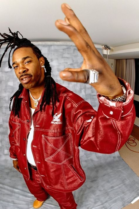 Busta Rhymes's Iconic Dreadlock Styles: Celebrating the 1st Rapper with Dreads in Hip Hop! Explore the evolution of Busta Rhymes' legendary dreadlocks, a trendsetting look that changed the game. His dreads were a symbol of creativity and originality. Discover the history and versatility of his dreadlock. #BustaRhymes #DreadlockStyles #dreads Hair Evolution, Hip Hop Classics, Cute Dreads, Mens Hair Colour, Busta Rhymes, 90s Hip Hop Fashion, Dreadlock Styles, Dread Hairstyles, Black Celebrities