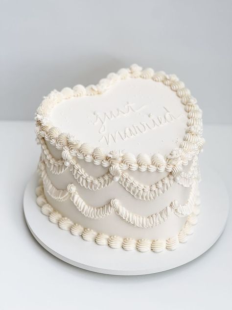 Wedding Cake Heart, Heart Shaped Wedding Cakes, Cake Elegant, Cake Heart, Heart Shaped Cake, Groom Style Wedding, Heart Wedding Cakes, Small Wedding Cakes, Shaped Cake