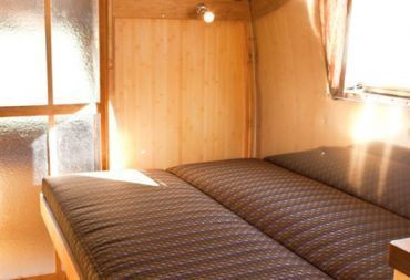 Runaround Sue: 1961 Airstream Remodel - New Prairie ConstructionNew Prairie Construction Livable Vans, Vintage Bedroom Interior, Boat Beds, Rv Restoration, Runaround Sue, Airstream Safari, Caravan Life, Camper Vintage, Bedroom Interior Design Ideas