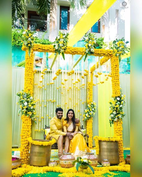 Haldi Decor Minimal, Beach Haldi, Mangala Snanam Decoration, Haldi Decoration Ideas Backdrops, Haldi Stage Decoration, Haldi Backdrop, Mangala Snanam, Haldi Decorations, Leaf Decor Wedding