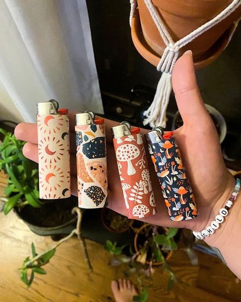 Painting Lighters Diy, Diy Lighter Painting, Painted Lighter Aesthetic, Lighter Paintings, Painted Lighters, Lighter Paintings Ideas, Lighter Art, Custom Lighters, Bic Lighter