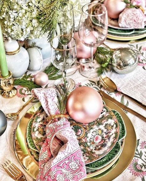 Pink Christmas Table Setting, Pink Christmas Table, Dining Table Settings, Eclectic Christmas, Rosé Christmas, Pink China, Christmas China, Pink Xmas, Fairy Decor