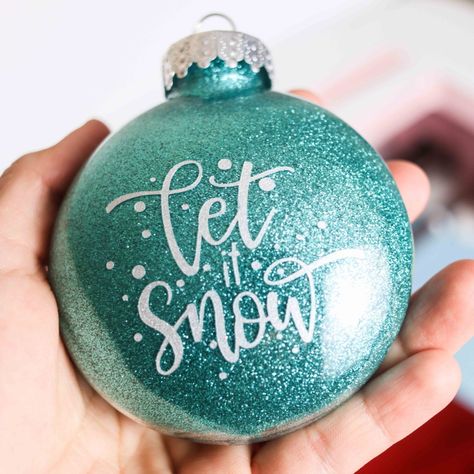 DIY Christmas Ornaments with Cricut, Glitter, Paint, & more! Christmas Glitter Ornaments, Cricut Ornaments, Clear Christmas Ornaments, Christmas Diy Kids, Glitter Ornaments Diy, Cricut Christmas Ideas, Idee Cricut, Sell Diy, Glitter Ornaments