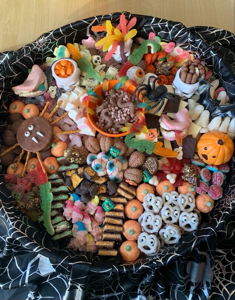 Halloween sweets, candy and chocolate dessert board platter. Halloween Party Platter, Halloween Charcuterie Boards, Sweet Platter, Boards Party, Halloween Platter, Halloween Party Food Ideas, Best Halloween Party, Charcuterie Party, Halloween Charcuterie