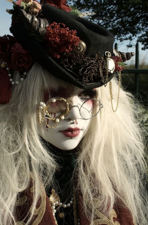 Victorian goth http://victorian-goth.tumblr.com/ Moda Steampunk, Mode Steampunk, Dark Circus, Oh My Goddess, Steampunk Hat, Harajuku Girls, Style Steampunk, Victorian Goth, Steampunk Costume