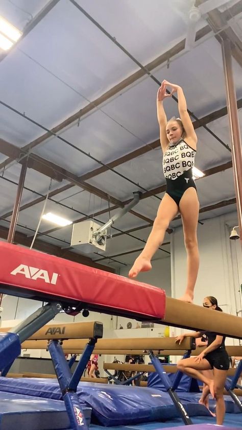 Beam Gymnastics, Gymnastics Stunts, Beam Queen, Gymnastics Balance Beam, Gymnastics Beam, Volleyball Photography, Tumbling Gymnastics, Gymnastics Tricks, Gymnastics Flexibility