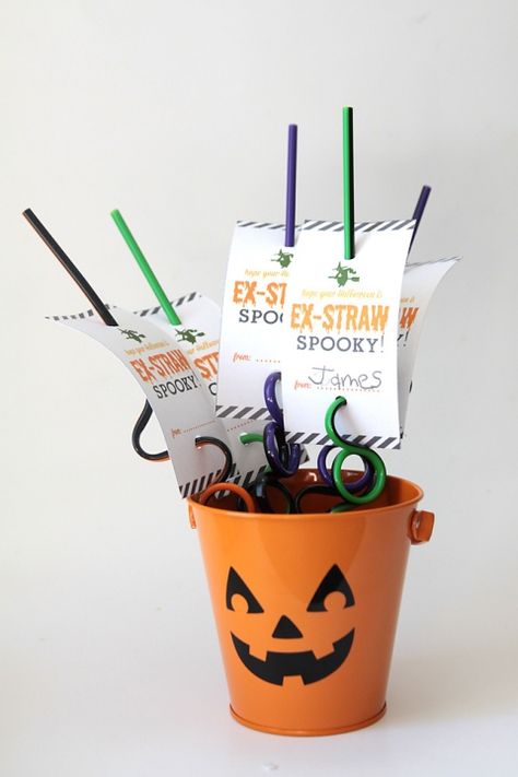 Great idea for a non-candy Halloween treat or party favor: spooky straws with free printable tag Halloween Handout, Halloween Straws, Crazy Straws, Halloween School Treats, Halloween Class Party, Dulces Halloween, Halloween Favor, Halloween Treats For Kids, Halloween Printables Free