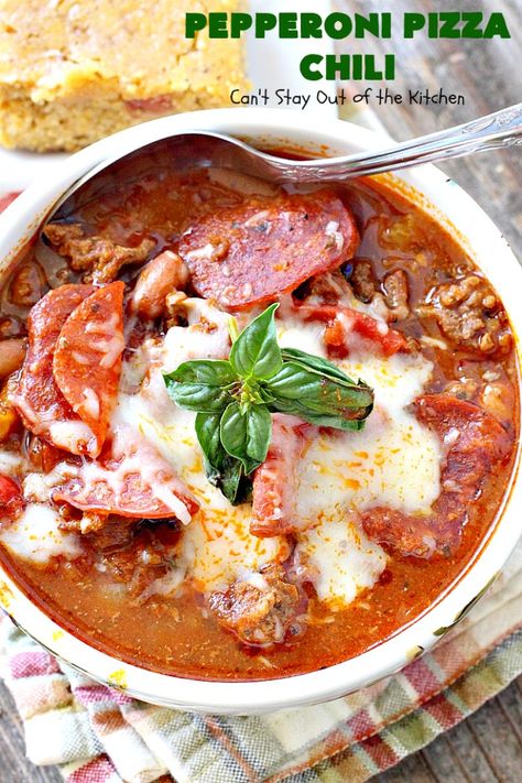 Pizza Chili Crockpot, Pepperoni Pizza Chili, Pizza Soup Crockpot, Pizza Chili Recipe, Pizza Chili, Italian Chili, Best Chili Ever, Anabolic Recipes, Chili Pizza