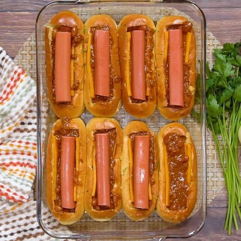 Chili Cheese Hot Dog Boats, Hot Dog Boats Recipe, Chili Dog Boats, Chili Cheese Dog Boats, Baked Chilli Cheese Dogs, Hot Dog Boats, Hot Dog Slaw Recipe, Chili Cheese Dog Bake, Dinner Ides