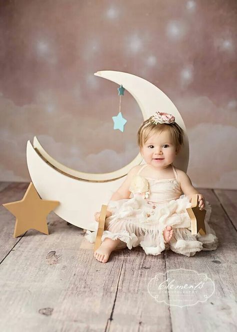 Baby with moon prop Two The Moon Birthday Pictures, Moon And Stars Photoshoot, Moon Prop Photography, Prebirthday Photoshoot Ideas, Two The Moon Photoshoot, Photography Studio Decor, Cake Smash Theme, Baby Birthday Photoshoot, Baby Milestones Pictures