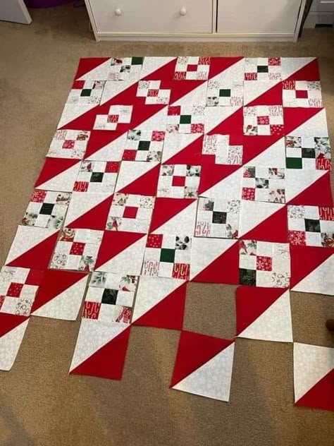 Christmas Quilts Patterns, Christmas Quilts Ideas, Quilts Of Valor, Christmas Quilt Patterns, Quilting Designs Patterns, Half Square Triangle Quilts, Christmas Quilting, Scrappy Quilt Patterns, Quilt Square Patterns