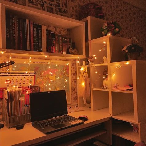 Fall Inspired Room, Autumn Room Ideas, Cosy Room Aesthetic, Autumn Room Aesthetic, Room Inspo Desk, Cozy Study Space, 2014 Bedroom, Fall Desk Decor, Chill Room Aesthetic