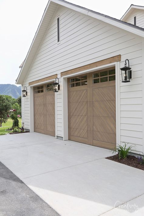 Utah Valley Parade of Homes Recap 2021 Natural Wood Doors, Coastal Exterior, Painted Brick Walls, Stone Fireplace Surround, Garage Exterior, European Architecture, Parade Of Homes, New Home Construction, Carriage House