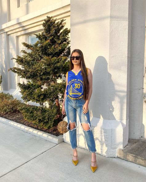 @homirafarzayee on Instagram: “Golden state of mind 🌞 In my @official.sportsjunkie Golden State Warriors Jersey use code ‘HOMIRA10’ for 10% off your purchase 🏀 #AD” Basketball girl jersey outfit summer jersey fashion style dress up basketball rhinestone purse bag golden state warriors Steph curry ripped jeans with yellow mules Amina Homira sports Golden State Warriors Jersey Outfit, Golden State Outfit Women, Warriors Jersey Outfit Women, Warriors Basketball Game Outfit Women, Warriors Game Outfit Women, How To Style A Basketball Jersey Women, Jersey Outfit Summer, Girl Jersey Outfit, Basketball Game Outfit Women