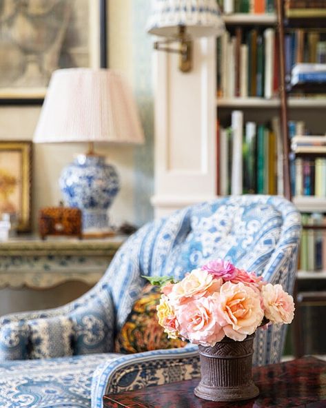 🌷Our favorite everyday luxury: interior designer @charmossny has written the book - literally - on flowers, and we are thrilled to share a… Moss Flowers, Charlotte Moss, Nantucket Home, Glam Pad, English Country Style, Blue White Decor, Elegant Country, Flower Room, English Country House