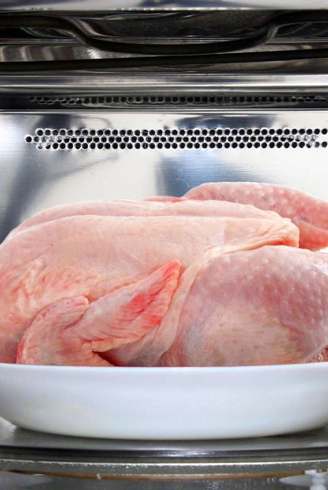 Discover how to defrost chicken in the microwave in a matter of minutes so you can have dinner on the table in no time. If you're not a fan of the microwave method, we also cover how to defrost chicken in the refrigerator, and how to defrost chicken in cold water. #howtocook #recipeideas #recipes #defrost #chicken Defrost Chicken Quickly, How To Defrost Chicken, Defrost Chicken, Pizza Salami, Panini Recipes Chicken, Kung Pao Chicken Recipe, Make Shredded Chicken, Raw Chicken, Cooked Chicken