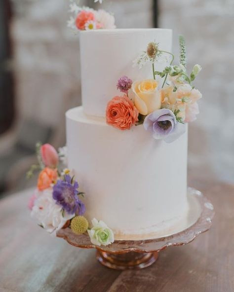 Utah Wedding Photographer on Instagram: "*chefs kiss* Booking engagements, formals and weddings! #wedding #weddingdress #weddingday #weddingrings #bridal #bride #groom #weddingcake #engaged💍 #elopmentphotographer #elopmentwedding #weddingflowers #weddingflorals #slcwedding #slcweddingphotographer #utahcounty #utahcountyphotographer #utahcountyphotography #utahwedding #utahweddingphotography #utahweddingphotographer #utahweddings #utahweddingvenue" Flower Placement On Cake, Wedding Cake Colourful Flowers, Pastel Flower Wedding Cake, Simple Colorful Wedding Cake, Wedding Cake Wildflowers Simple, Spring Flower Wedding Cake, Spring Floral Wedding Cake, Fun Wedding Cake Ideas, Wildflower Wedding Cake Simple