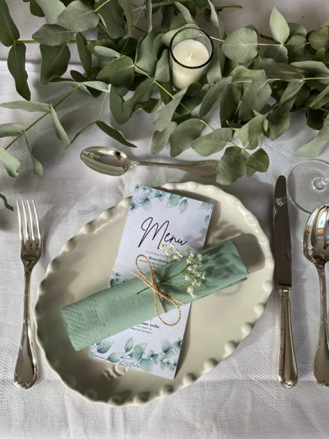 Mint Table Setting, 20th Birthday Dinner, Green And White Party, Supper Club Theme, Dinner Table Set Up, Emerald Green Wedding Theme, 21 Dinner, Green Wedding Decorations, Homemade Gifts For Boyfriend