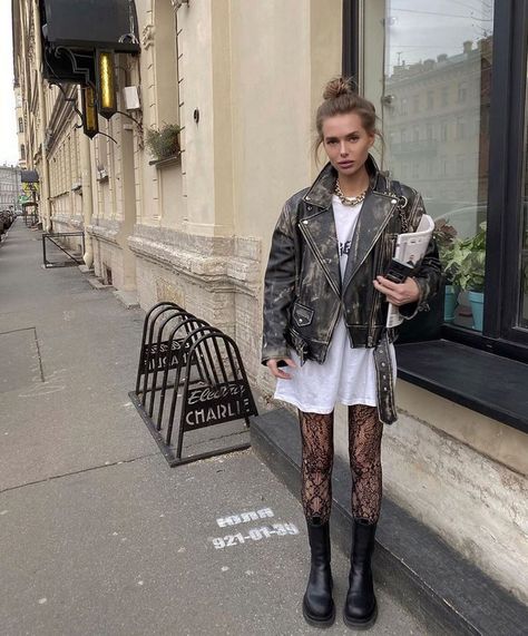 Mode Edgy, How To Style Combat Boots, Stil Rock, Combat Boot Outfits, Combat Boot Outfit, Festival Looks, Mode Inspo, Fashion Consultant, 2000s Fashion