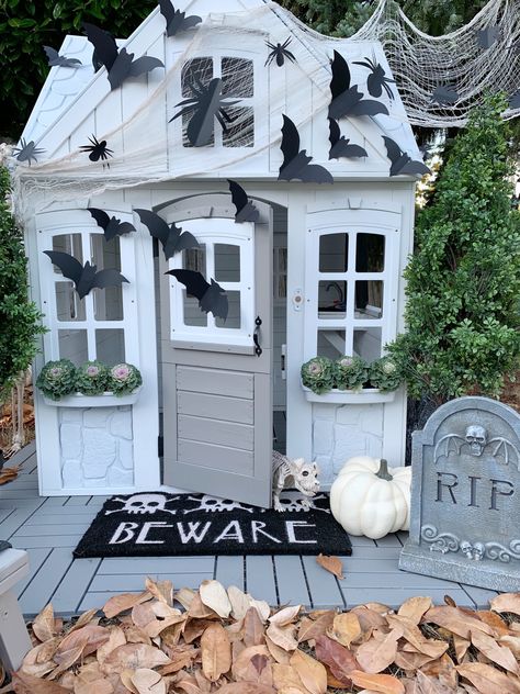 Halloween Playhouse, Backyard Halloween Party, Playhouse Decor, Halloween Fairy Garden, Halloween Fairy, Diy Halloween Decor, Playhouse Outdoor, Fall Farmhouse, Halloween Scene