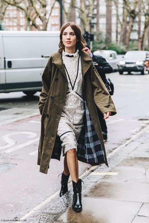 Alexa Chung Alexa Chung Style, London Fashion Weeks, Burberry Coat, Boating Outfit, Winter Mode, Looks Street Style, Outfit Trends, Alexa Chung, Rainy Day Outfit