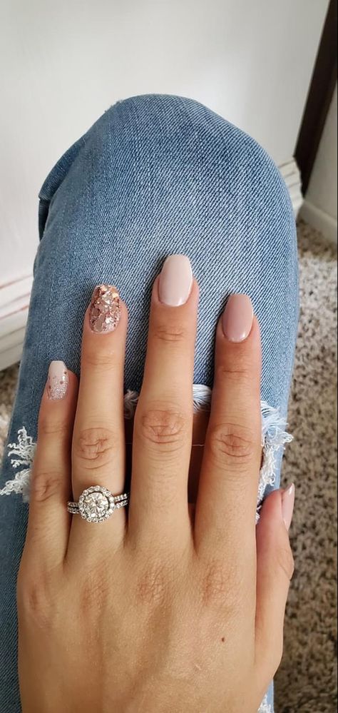 Classy Dip Nail Ideas, Cute Short Dip Nails Designs, Blush Prom Nails, Boho Dip Nails, Bridesmaid Nails Fall Wedding, Maternity Picture Nail Ideas, Best Toenail Color For Pale Skin, Cute Bridesmaid Nails, Fall Nails Ideas Dip Powder Ombre