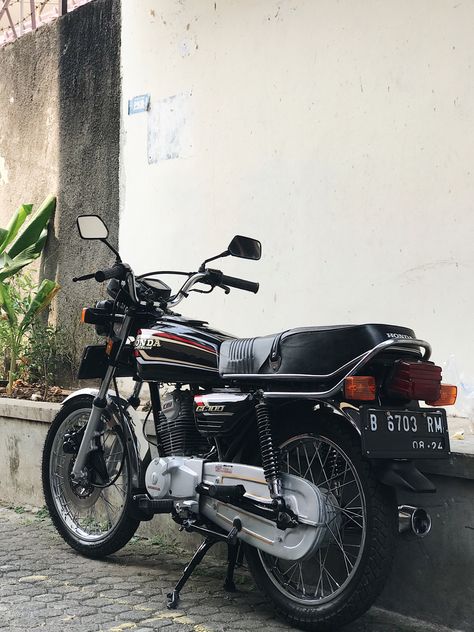 This is Classic Honda GL 100 - production by Honda in 1994. All parts has restored by me. Full of electric and engine full fungtion. #hondagl100 #gl100 #classichonda #gl100indonesia #gl100jakarta #hondagl100restoration #bikerestoration Gl 100, Bike Restoration, Honda Gl, Motor Klasik, Motorcycle Ideas, Sports Bike, Classic Motorcycle, Vintage Motorcycles, Classic Motorcycles