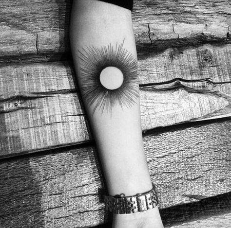 Geometric Dotwork Tattoo, Geometric Pattern Tattoo, Eclipse Tattoo, Tattoo Sonne, Tattoo Perna, Negative Space Tattoo, Tattoo Tree, Sun Tattoo Designs, Tattoo Shoulder