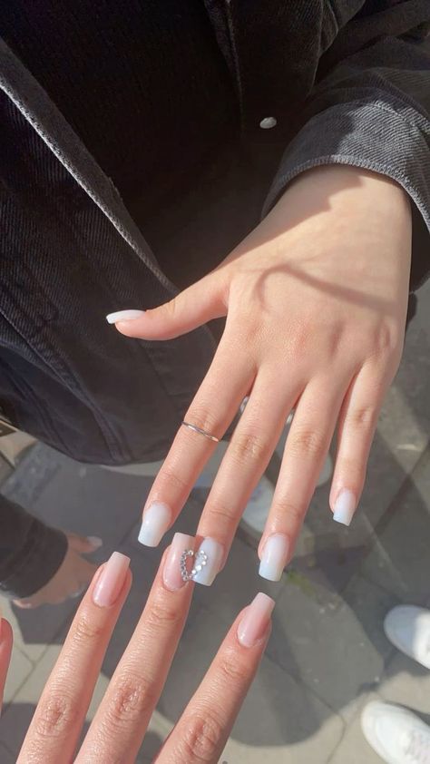 Matching Nails French Tip, Matching Nails With Mom, Duo Nail Ideas, Nails To Match With Your Best Friend, Friends Nails Designs, Bestie Nails Ideas Matching, Nails For Besties, Bestie Nails Friends, Matching Nail Sets