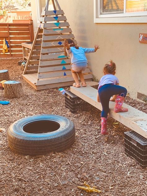 Outdoor Daycare Play Area, Naturescape Playground, Natural Playground Backyard, Natural Playground Diy, Indoor Decorating Ideas, Toddler Outdoor Play, Outdoor Play Kitchen, Outdoor Kids Play Area, Preschool Playground