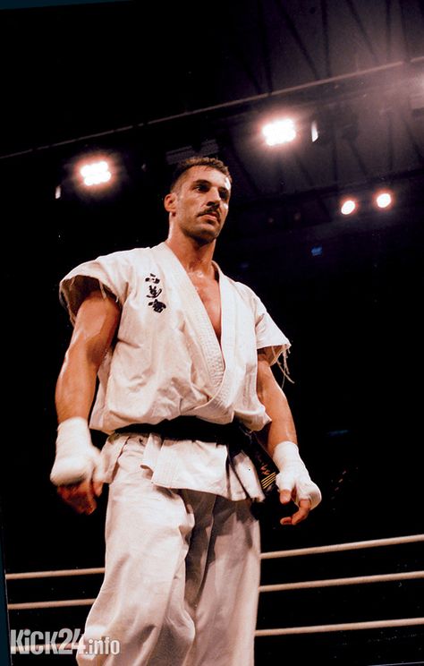 Andy Hug. Karate and K1 kickboxing world champion from Switzerland. RIP Andy Hug, Blue Belt Jiu Jitsu, Martial Arts Gi, Muay Thai Martial Arts, Fighter Workout, Kyokushin Karate, Karate Gi, Kung Fu Martial Arts, Karate Martial Arts