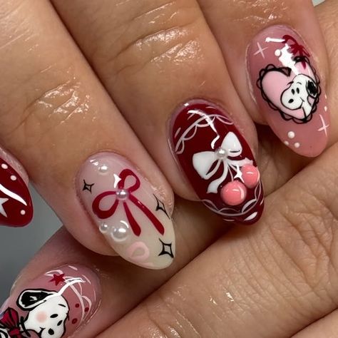 suzy ☆ UT NAIL ARTIST ☆ on Instagram: "one thing bout snoopy is that he gon be with us every mfn season 🫡  ☆ ☆ ib: @etoilepressnails  ☆ ☆ #snoopy #nailsnailsnails #peanuts #nailartist #naildesigns #nailart #nailtech #nailaddict #nailinspo #holidaynails #christmasnails #fallnails" Nail Inspo Christmas Gingerbread, Valentine Nails Inspiration, Funky Christmas Nails Short, Snoopy Nails Valentines Day, Snoopy Xmas Nails, Santa Baby Nails, Winter Sanrio Nails, Charlie Brown Nails Christmas, Hello Kitty Xmas Nails