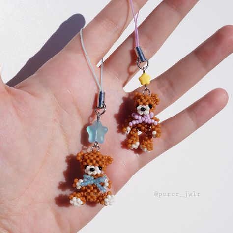 🧸𝓣𝓮𝓭𝓭𝔂 𝓑𝓮𝓪𝓻 𝓟𝓱𝓸𝓷𝓮 𝓒𝓱𝓪𝓻𝓶𝓼🧸 ❥ Available now! ✧ one of a kind pieces ✧ 𖦹 Handcrafted teddy bear charms with miyuki beads and czech glass star beads 𖦹 15e .·:*¨༺ DM TO ORDER ༻¨*:·. ｡ﾟﾟ･｡･ﾟﾟ｡ ﾟ。𝓟𝓾𝓻𝓻𝓻 　ﾟ･｡･ﾟ Tags 🏷️: #handcrafted #beads #glassbeads #handcraftedjewelry #beadednecklace #fairycore #greeksmallbusiness #phonecharm Glass Bead Phone Charm, Beads Earrings Design, Diy Beaded Charms, Beaded Charms Diy, Bead Phone Charms, Beaded Teddy Bear, Seed Bead Charms, Glass Bead Crafts Diy, Beaded Bear