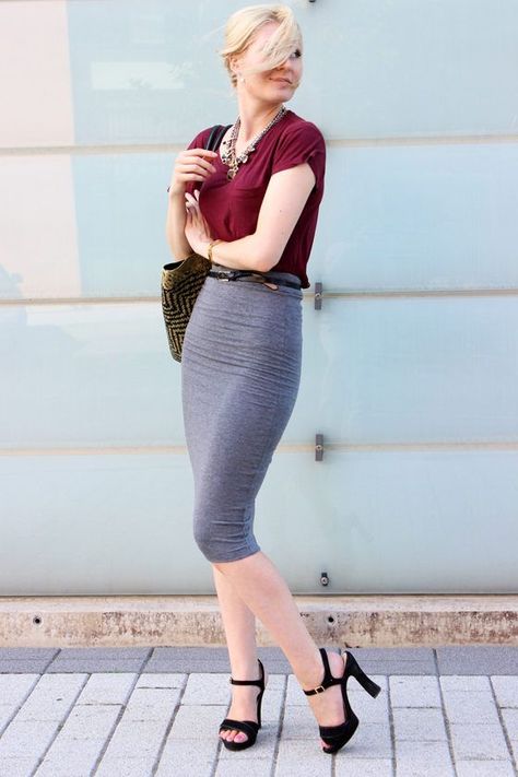 Long Tight Gray Pencil Skirt Red Top Sheer Pantyhose and Black Strappy High Heels Short Pencil Skirt Outfits, Short Pencil Skirt, Inspiration Dress, Pencil Skirt Outfits, Grey Pencil Skirt, High Waisted Pencil Skirt, Outfit Trends, Tshirt Skirt, Professional Fashion