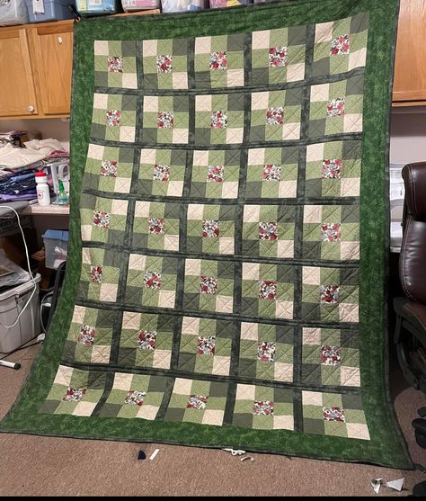 Green Quilts Ideas, Quilts For Men Patterns, Quilt Green, Quilt Blankets, 9 Patch Quilt, Quilting Designs Patterns, Man Quilt, Easy Quilt Patterns, Nine Patch