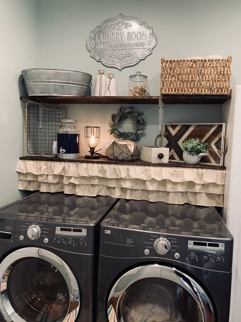 Laundry room decor Rustic Farmhouse Laundry Room, Farmhouse Laundry Room Ideas, Farm House Laundry Room, Country Laundry Rooms, Rustic Laundry, House Laundry Room, Laundry Room Ideas Small Space, Small Laundry Room Makeover, Rustic Laundry Rooms