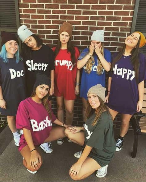 Girls Halloween group costume Last Minute Halloween Costumes Ideas, Diy Last Minute Halloween Costumes, Halloween Costume Teenage Girl, Funny Group Halloween Costumes, Costumes For Teenage Girl, Meme Costume, Cute Group Halloween Costumes, Halloween Costumes Ideas, Bff Halloween Costumes