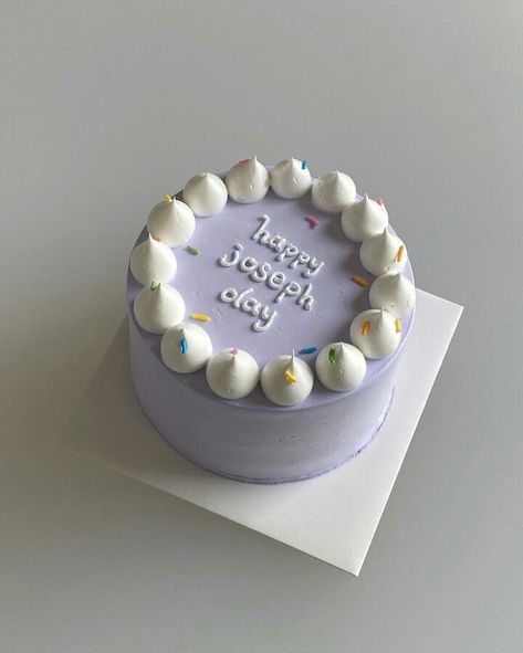 Minimalist Purple Cake, Purple Bento Cake Design, Bento Cake Violet, Mini Purple Cake, Pastel Purple Cake Aesthetic, Bd Cake Ideas, Violet Cake Design, Purple Birthday Cake Aesthetic, Purple Cake Simple