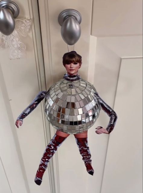 Taylor Swift 22 Bday Party, Taylor Swift .5, Funny Eras Tour Outfits, Mirrorball Outfit, Swiftie Room, Bolo Taylor Swift, Taylor Swift Random, Taylor Swift Diy, Taylor Funny