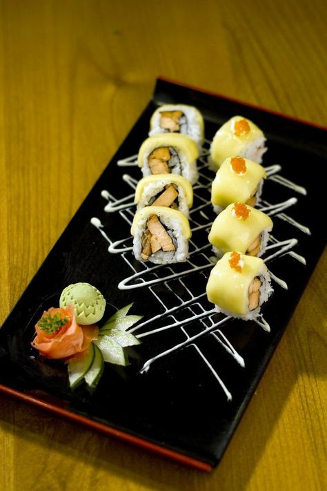 Sushi Plating Ideas, Sushi Plating, Food Plating Design, Japanese Food Photography, Salmon Food, Sushi Menu, Food Japanese, Nigiri Sushi, Sushi Platter