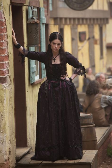 Still of Janet Montgomery in Salem (2014) Salem Witch Trials Outfits, Salem Costumes, Salem Witch Costume, Salem Series, Mary Sibley, Janet Montgomery, Salem Tv Show, Film Costumes, Film Fashion