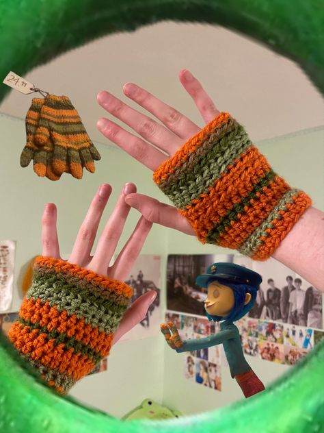 @ avatechh_ on ig Coraline Gloves, Knitting Fingerless Gloves, Easy Cute Crochet, Crochet Cherry, Gloves Crochet, Crochet Stocking, Crochet Gloves Pattern, Crochet Brooch, Gloves Design