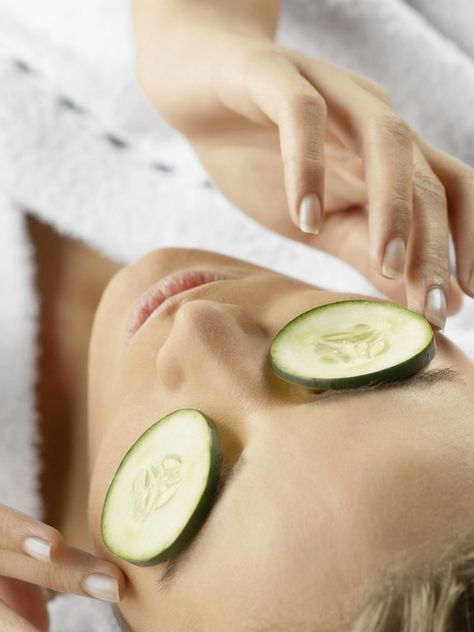 cucumber slices on eyes Cucumber Beauty, Cucumber On Eyes, Swollen Eyes, Natural Glowing Skin, Under Eye Puffiness, Best Eye Cream, Dark Circles Under Eyes, Dry Eyes, Puffy Eyes